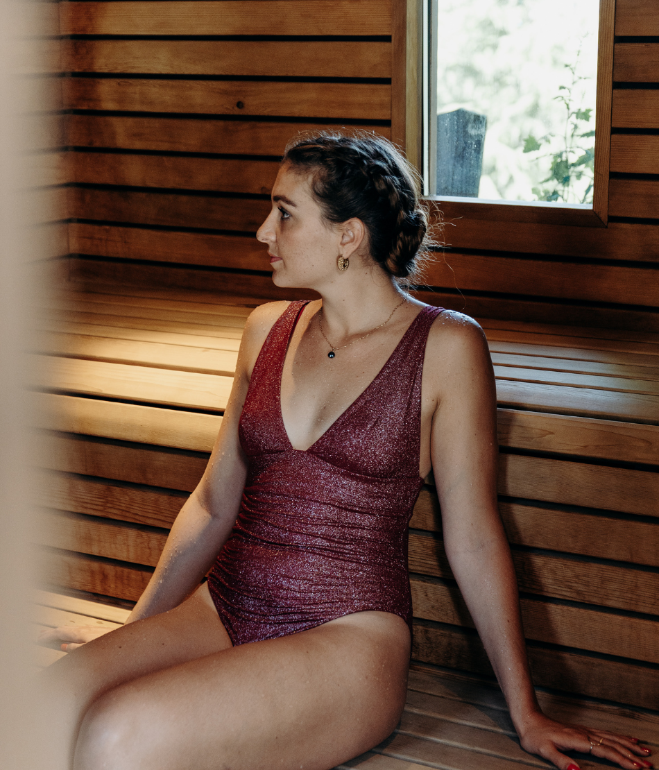 Moment de détente dans le sauna en bois du spa des Chalets du Mont d’Arbois — Megève.