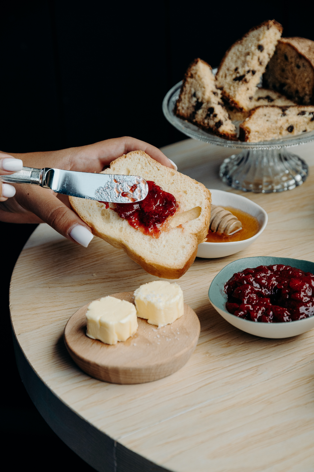 Petit-déjeuner gourmand avec brioche, confiture, miel et beurre aux Chalets du Mont d’Arbois — Megève.