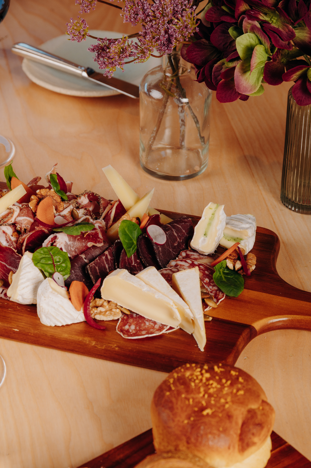 Planche de charcuteries et fromages à partager au bar à vin des Chalets du Mont d’Arbois — Megève.