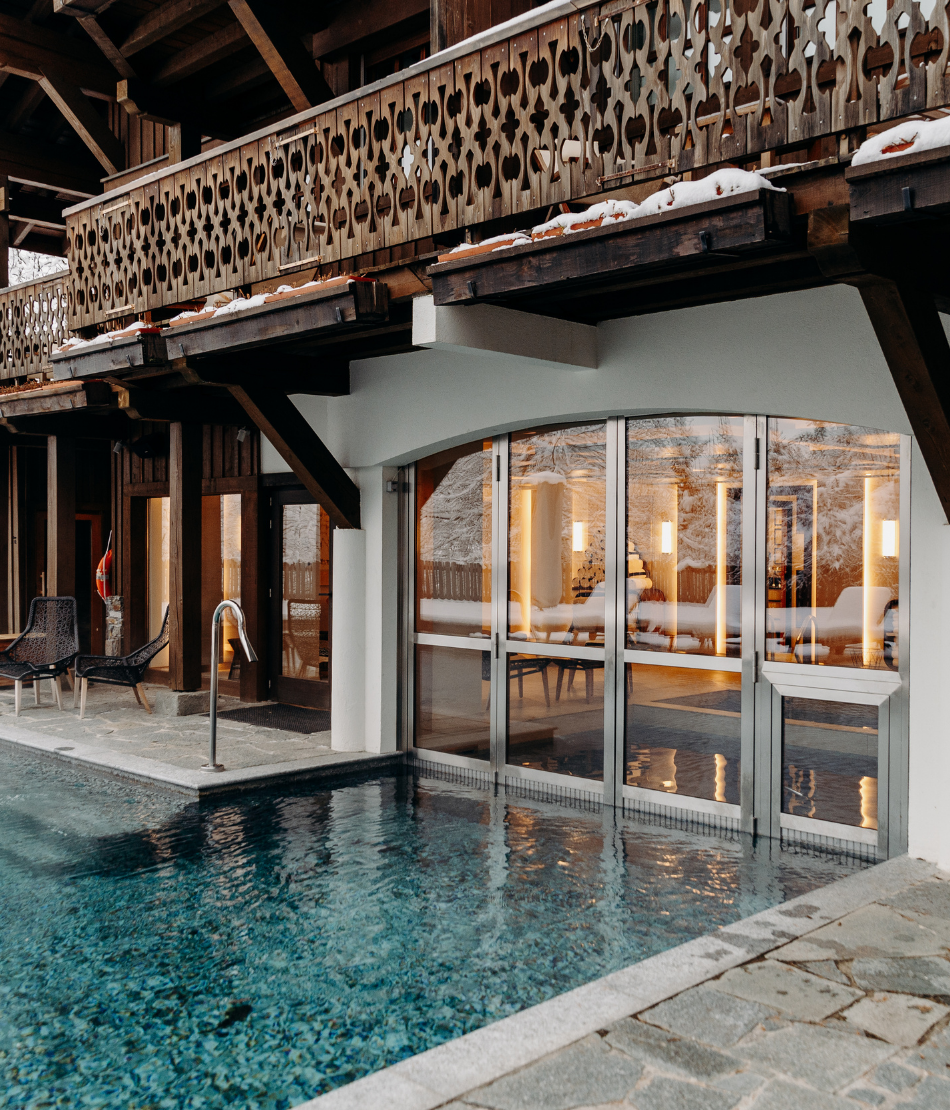 Piscine du spa ouverte sur l’extérieur en hiver aux Chalets du Mont d’Arbois — Megève.