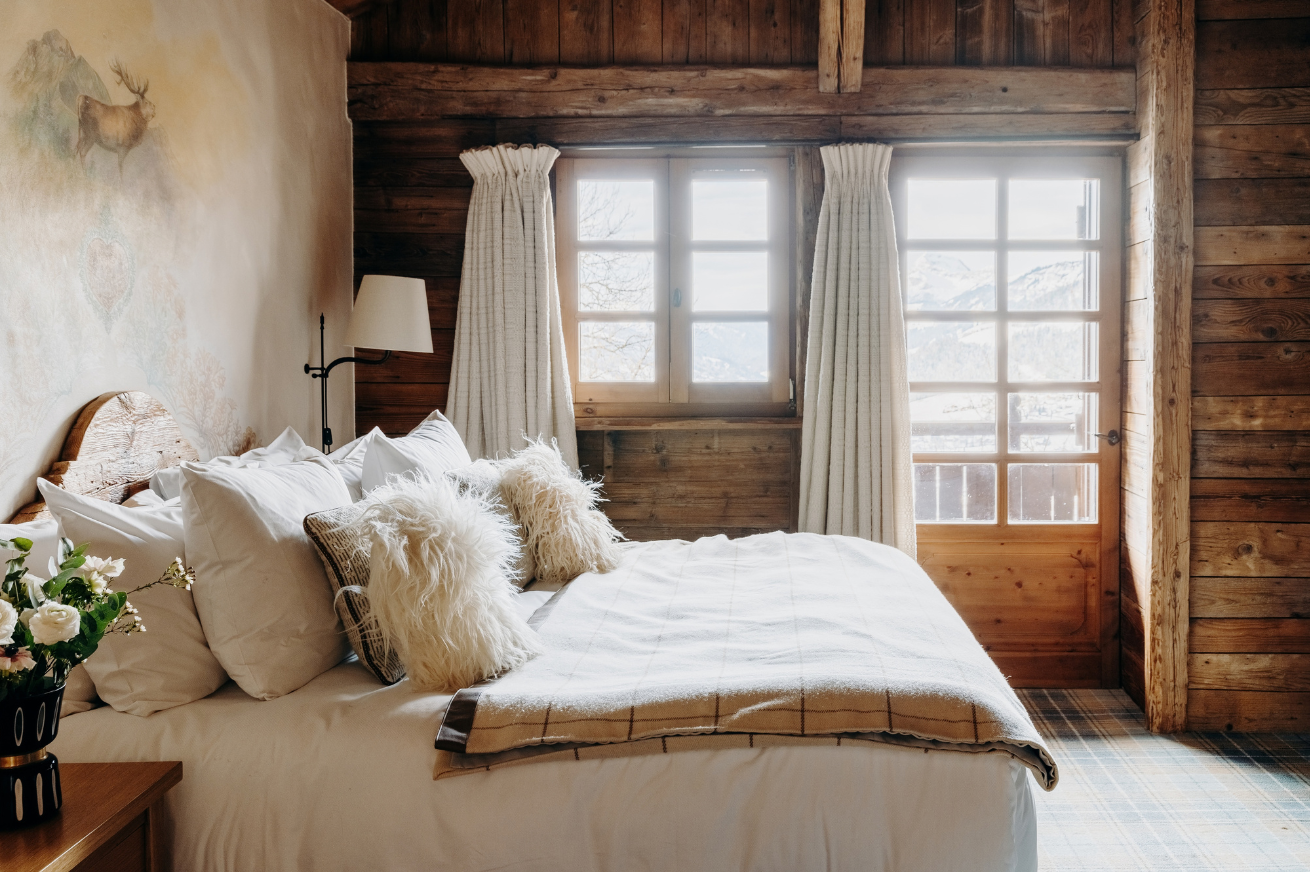Cosy lounge and spacious dining room in a luxury hotel in Megève, perfect for relaxed, convivial meals