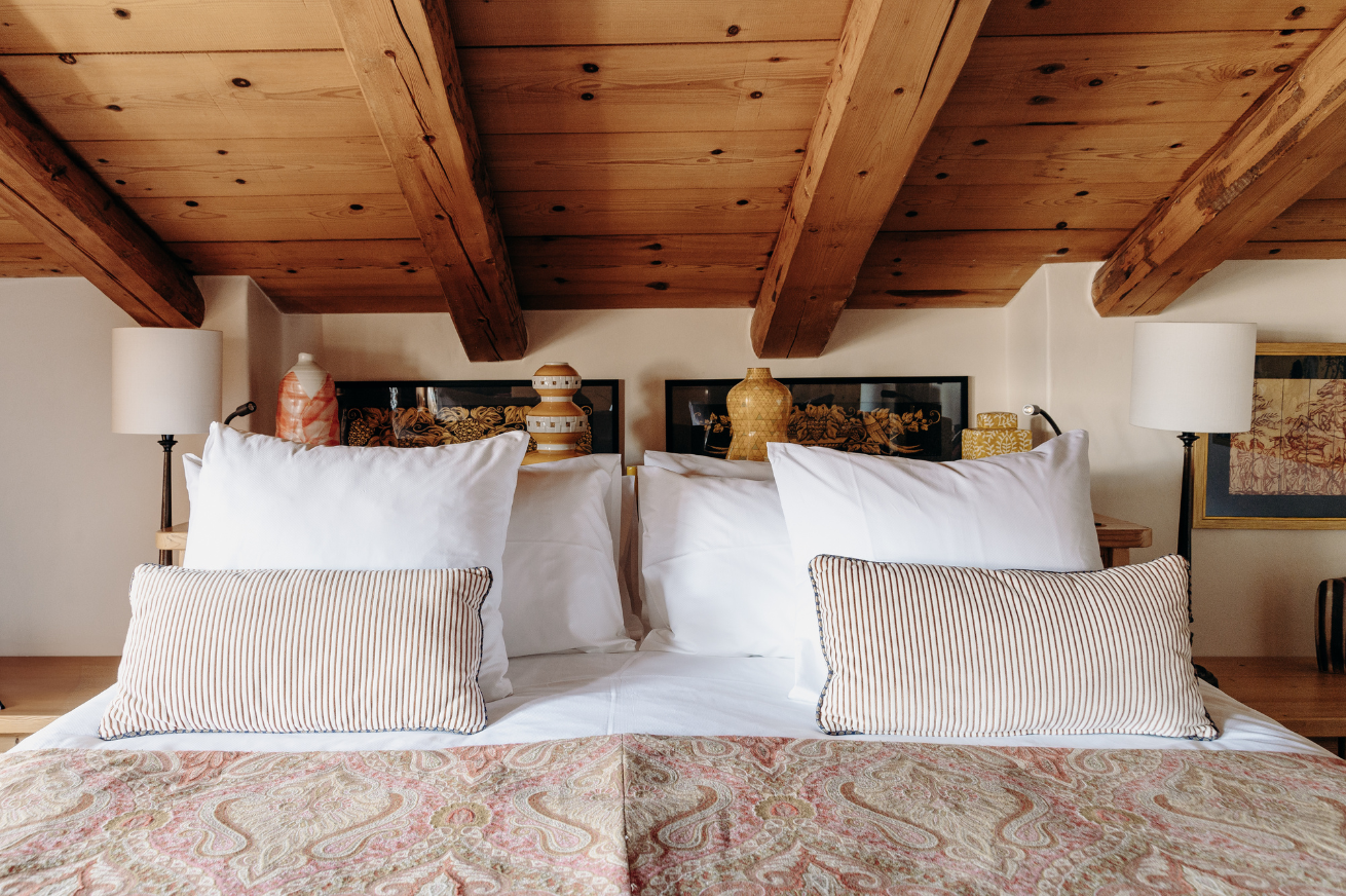 Cosy lounge and spacious dining room in a luxury hotel in Megève, perfect for relaxed, convivial meals