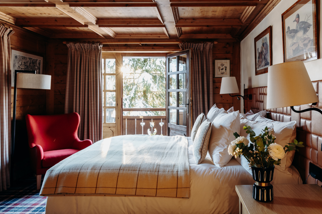 Suite Flocon in a luxury hotel in Mégève, with top-of-the-range amenities and a breathtaking view of the valley