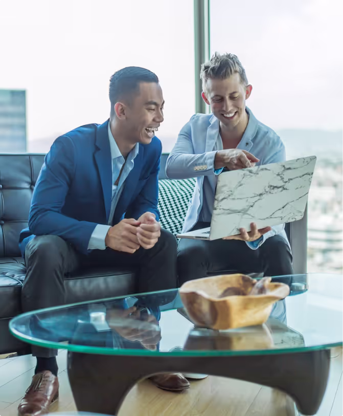 Hai doanh nhân trao đổi hợp đồng