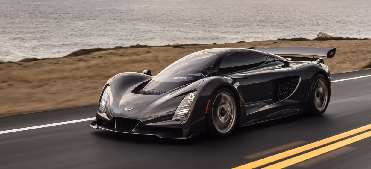 Siêu xe trên đường cao tốc