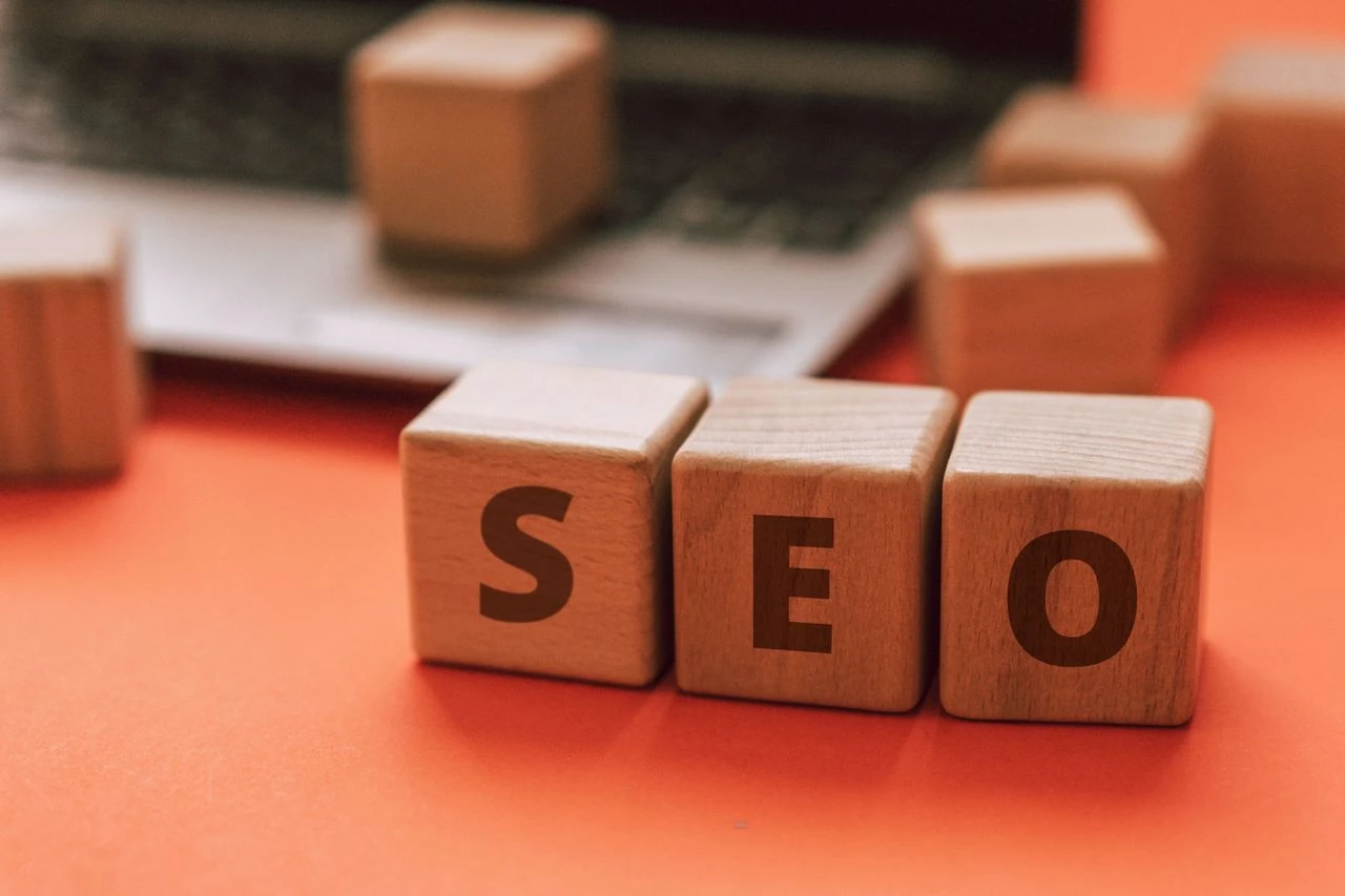 AEO vs SEO strategies for improving search and AI visibility for businesses in Abu Dhabi.