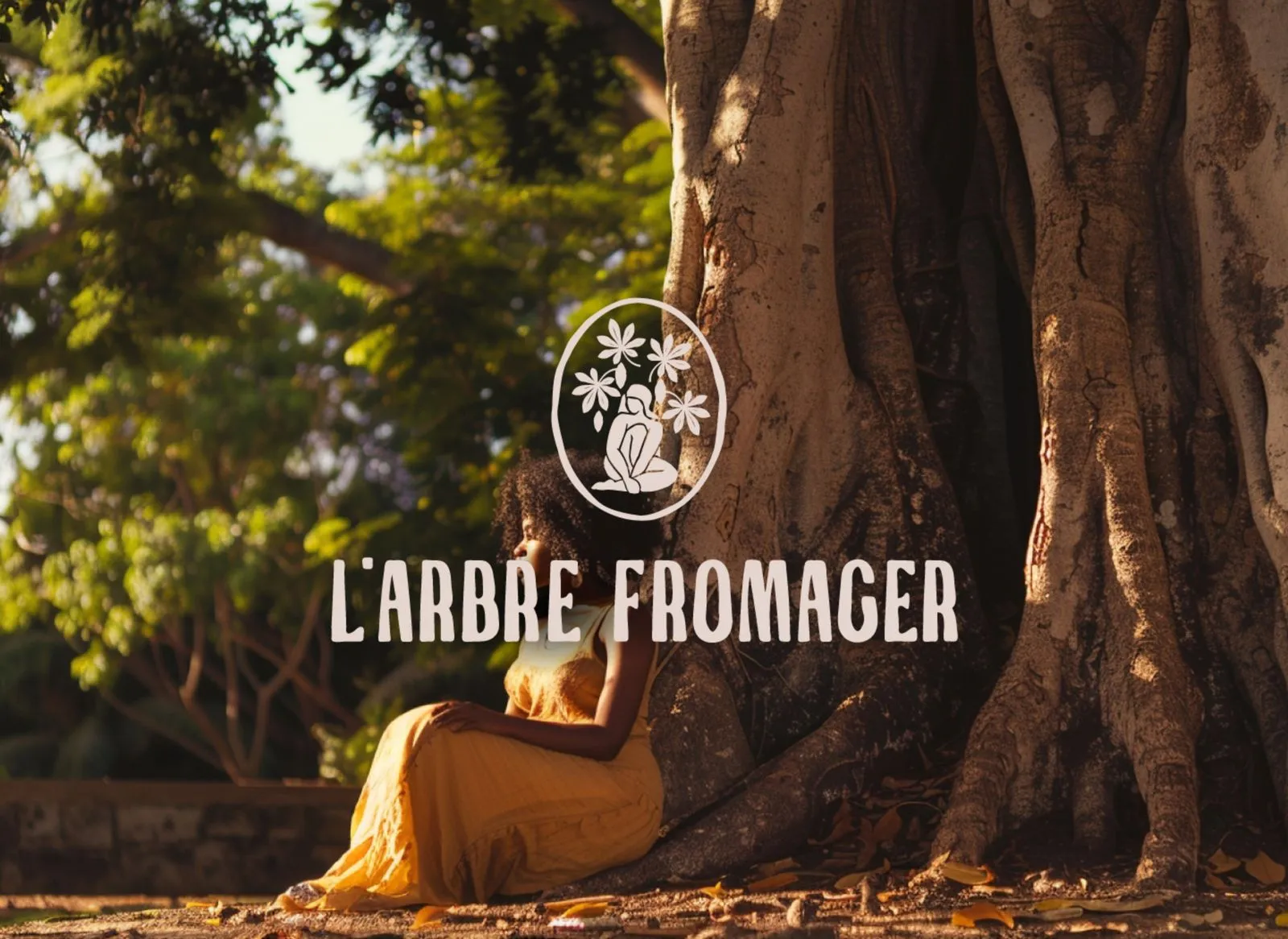 Logo de l'arbre fromager sur une photo de fond d'une jeune femme guyanaise assise au pied d'un arbre