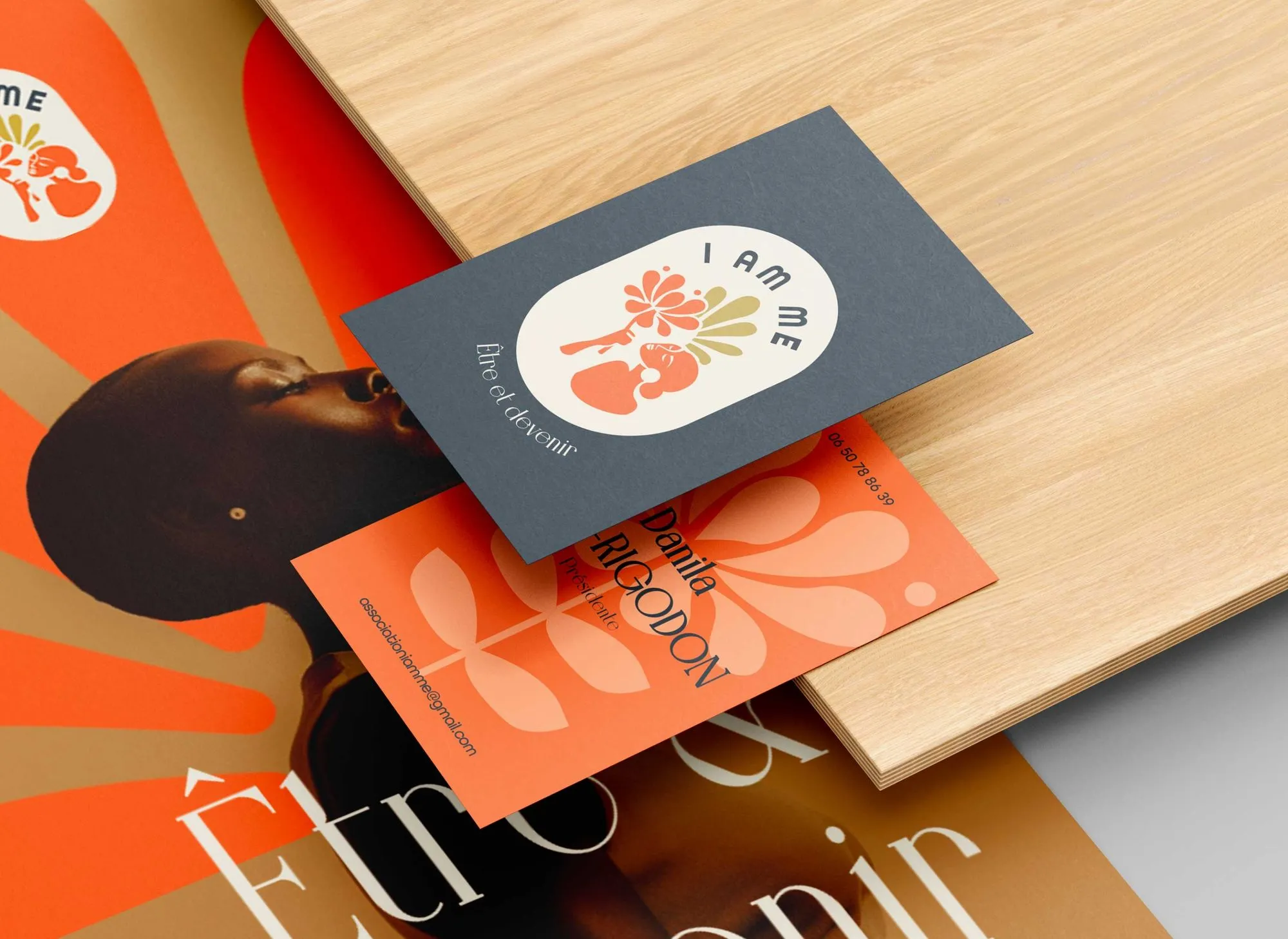 Mockup des illustrations des cartes de visite en print posées sur une table en bois