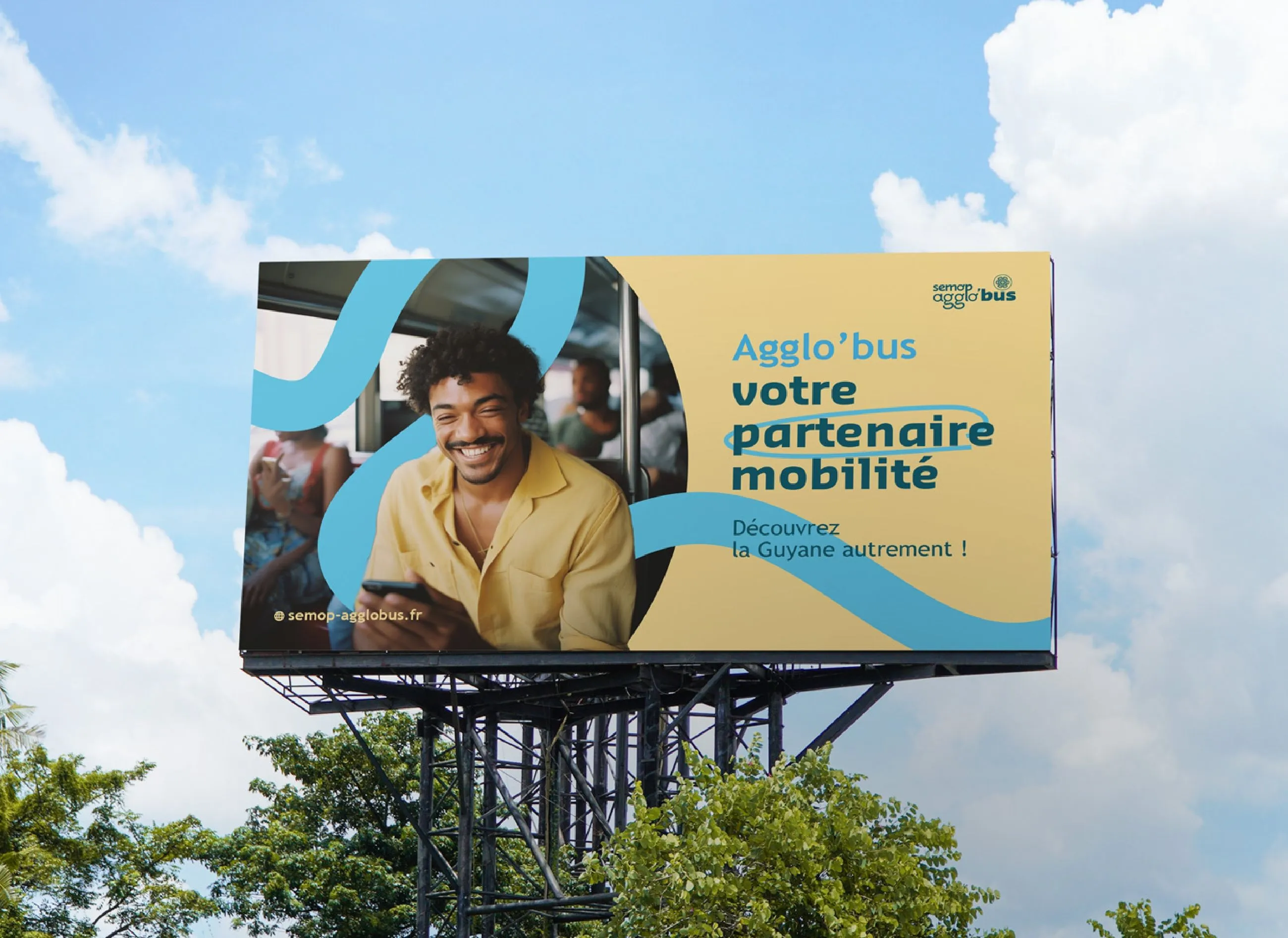Publicité print SEMOP sur un panneau publicitaire en hauteur