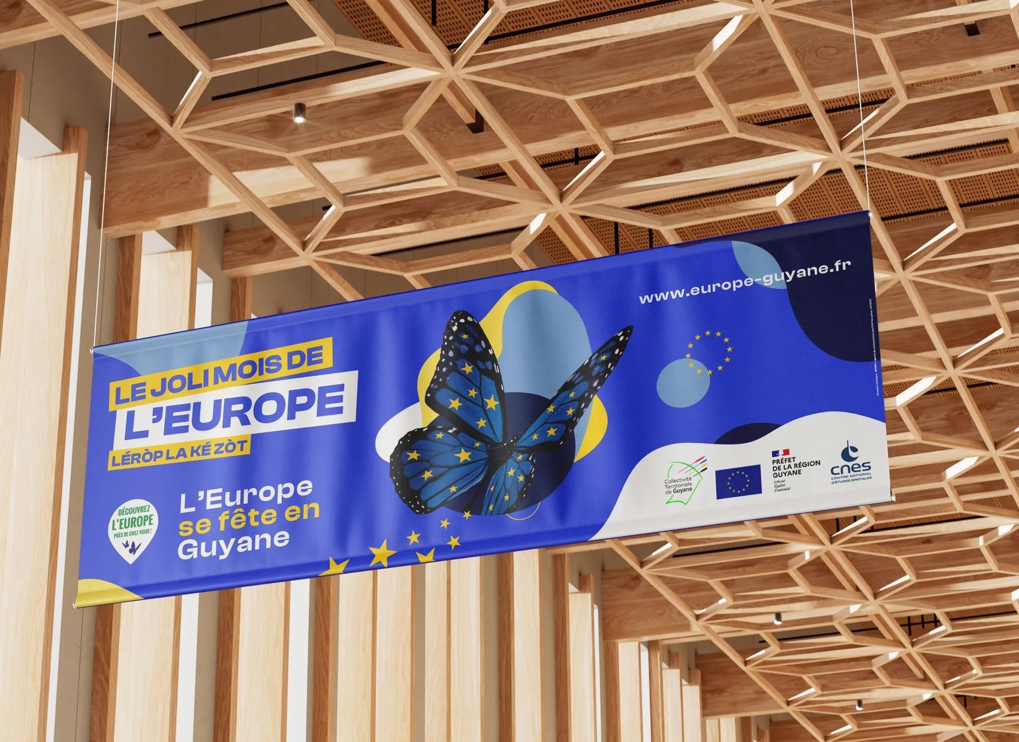 Mockup intégration d'une illustration chartée Europe en Guyane sur une banderole suspendue au plafond d'un local