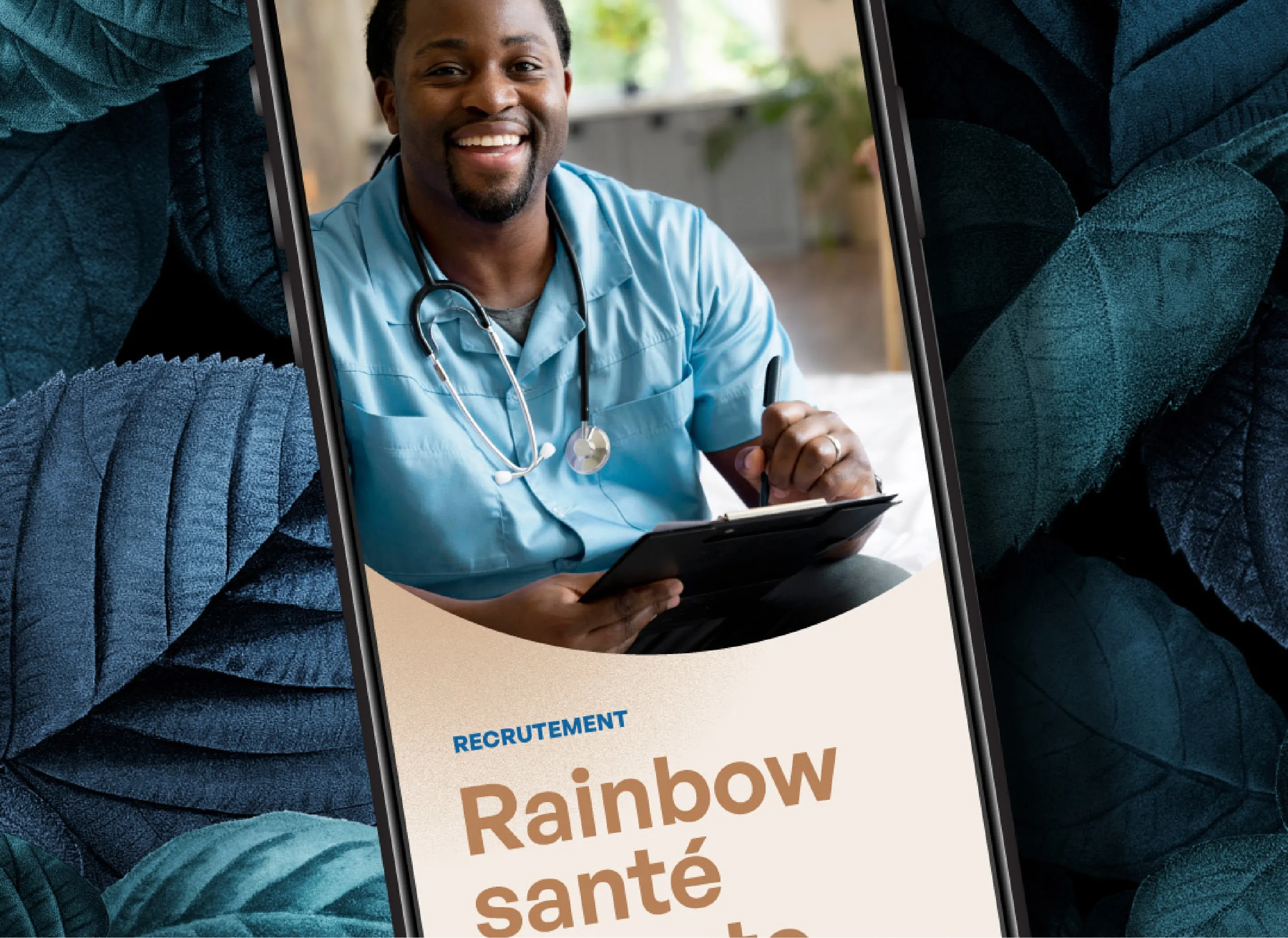 Mockup intégration sur un téléphone portable d'une photo d'un médecin guyanais entrain de sourire, avec un fond de feuilles bleues