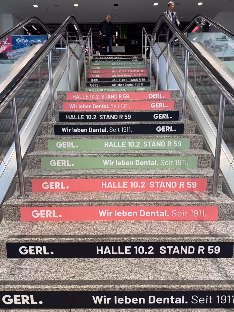 Treppe mit GERL. Beklebung auf dem Weg in Halle 10.2 der koelnmesse