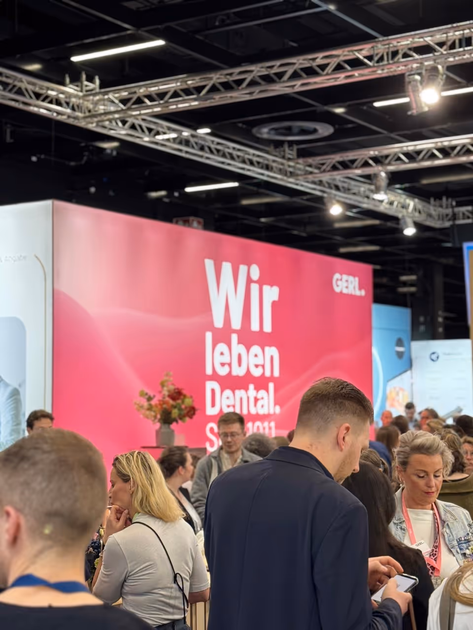 Gefüllter Messestand mit Blick auf die beleuchtete Theke