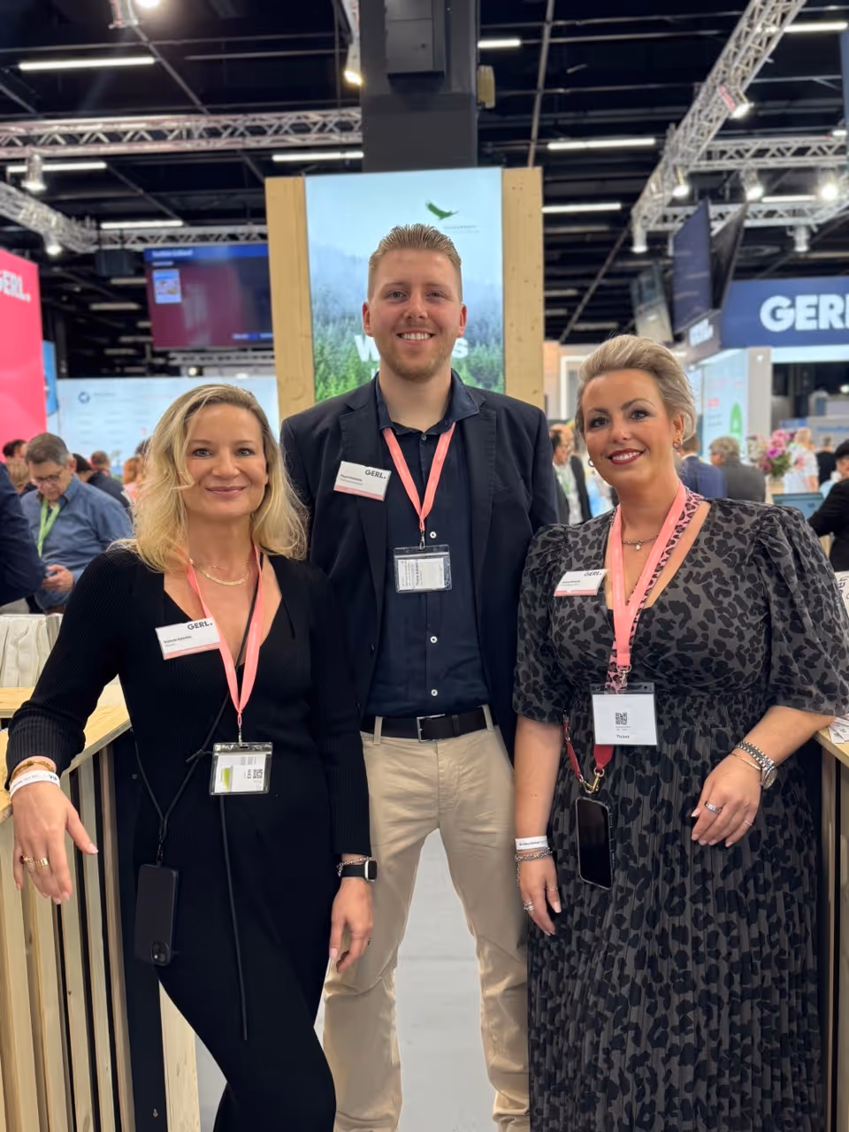 Team am Eingang zum Messestand