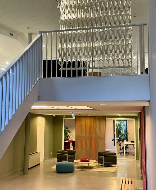 Foto van de vide in het kantoor met een huiselijke sfeer