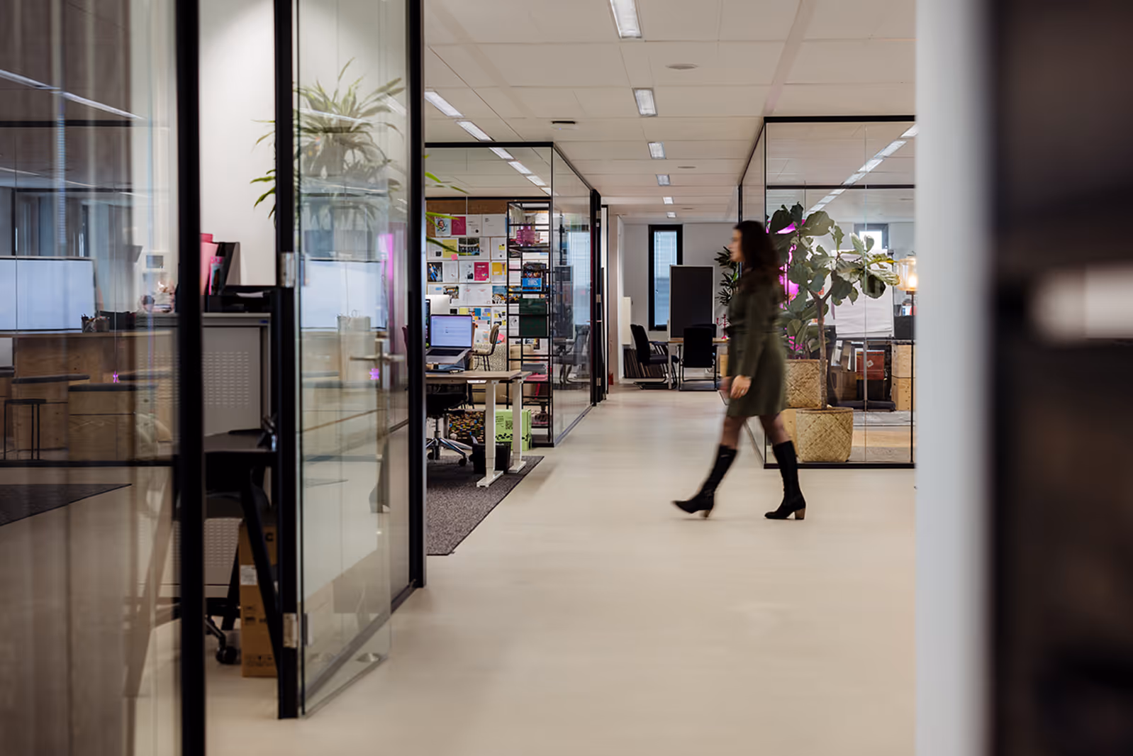 Effectmaker loopt door kantoor van communicatiebureau in Utrecht