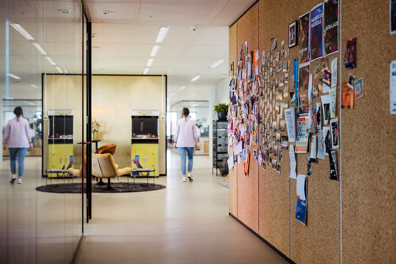 Effectmaker bij internetbureau effectgroep loopt door kantoor in Utrecht