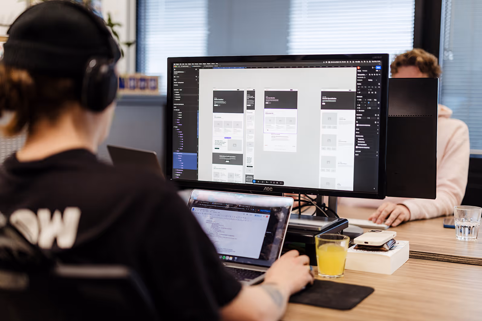 Webdesigner werkt aan maatwerkwebsite bij internetbureau effectgroep in Utrecht