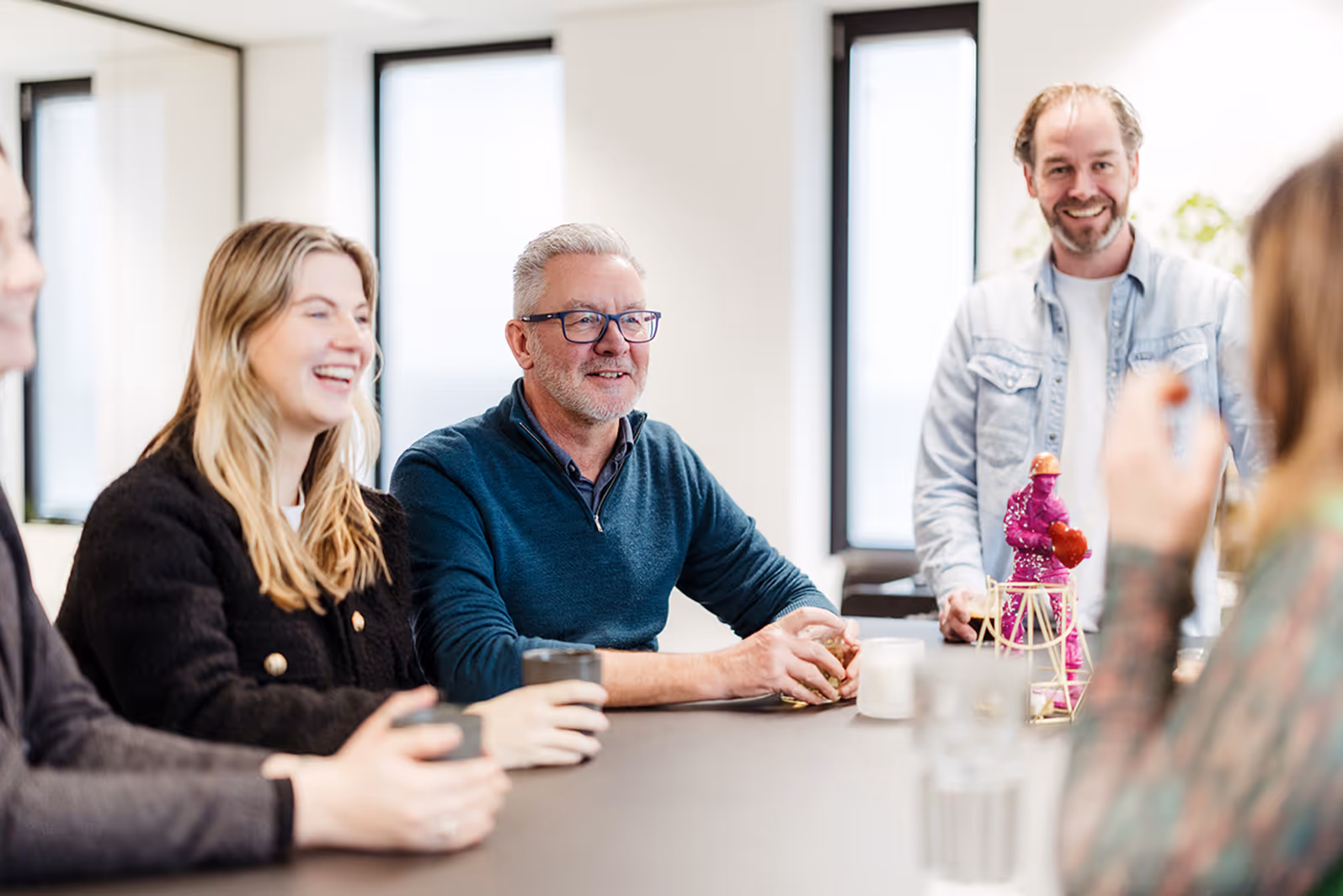 Teamoverleg bij effectgroep over UX-design en developmentprojecten