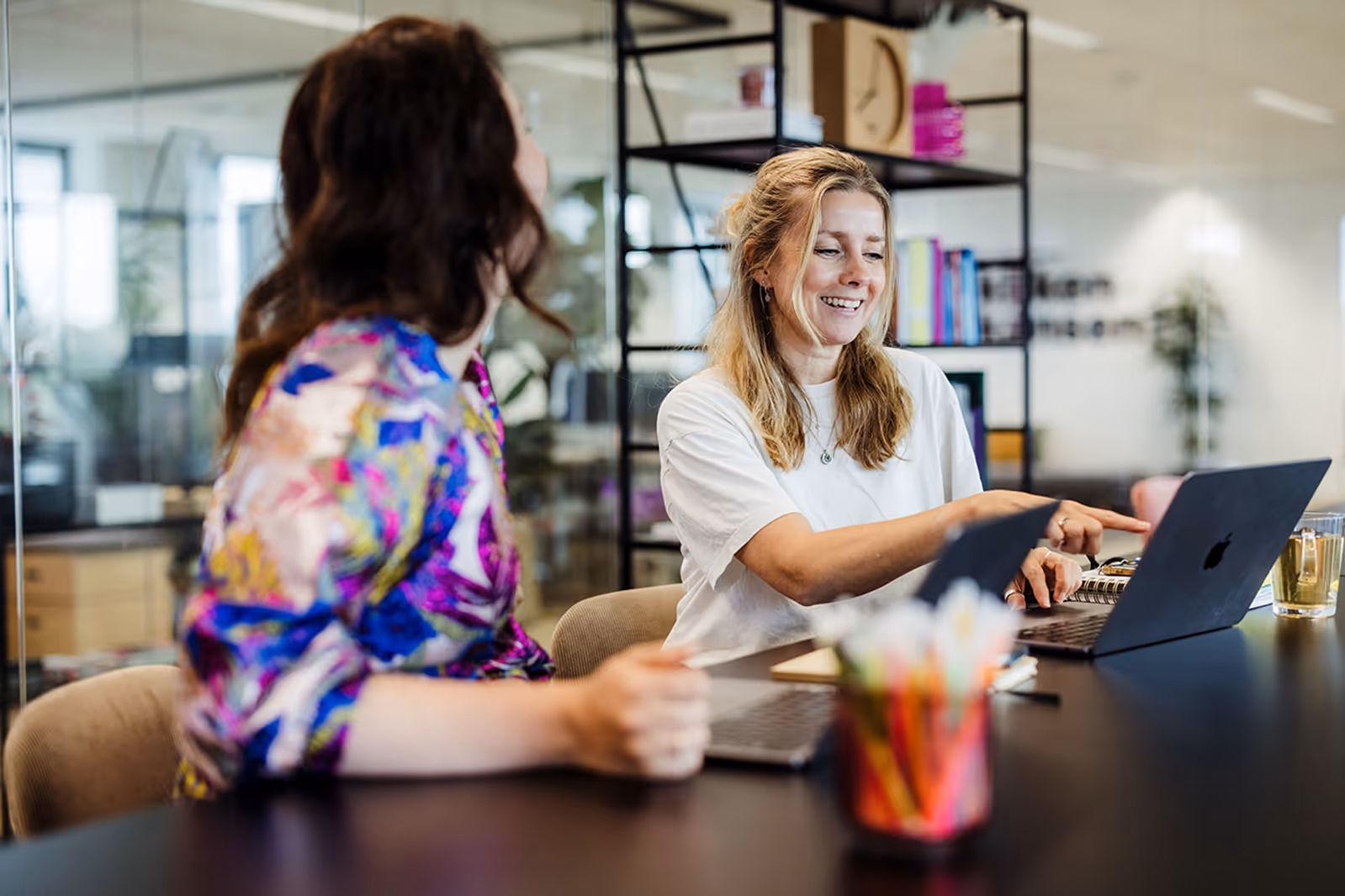 Effectmakers overleggen aan projecttafel bij effectgroep Amsterdam
