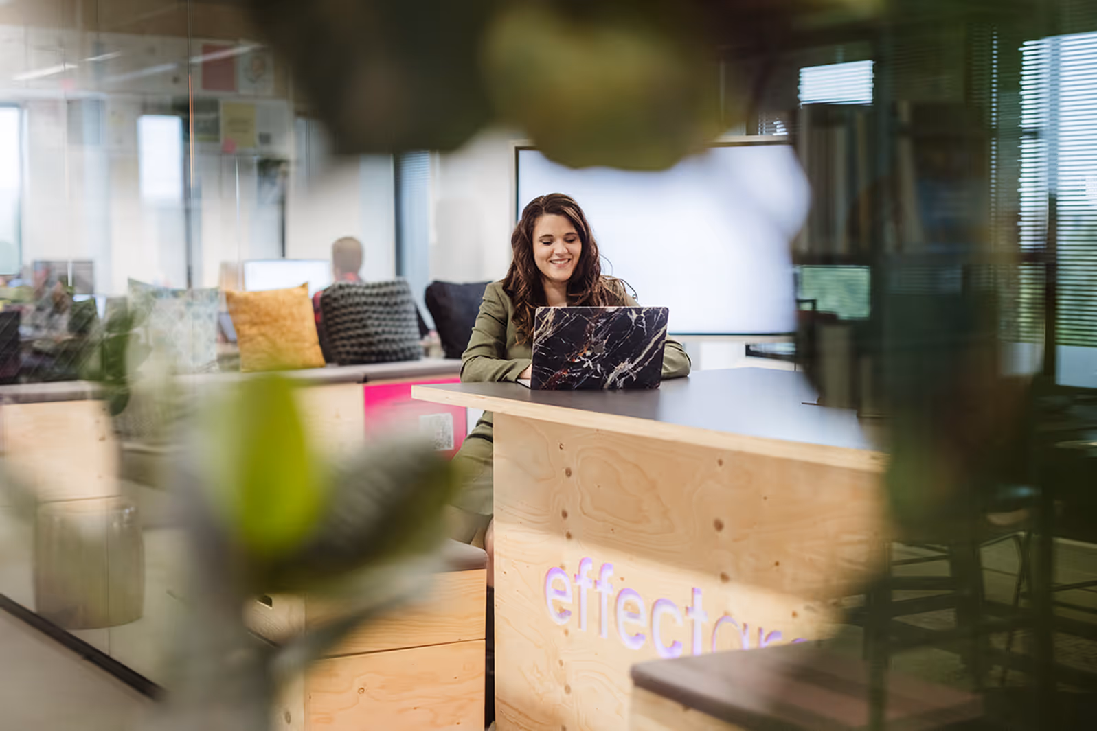 Effectmaker aan het werk in creatieve ruimte van effectgroep Amsterdam
