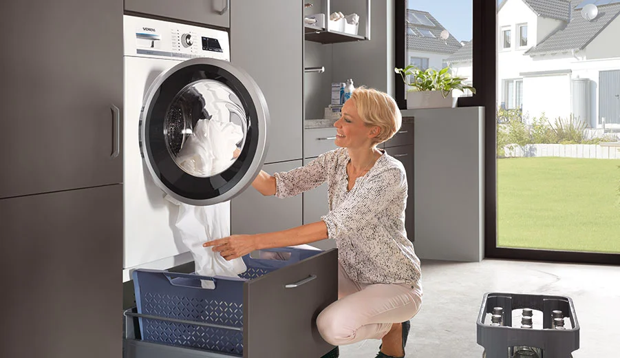 In eine Nobilia-Möbelzeile integrierte Waschmaschine im Hauswirtschaftsraum.