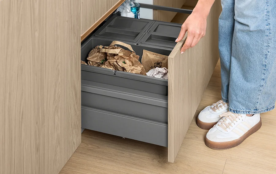 Nobilia-Auszugschrank mit integriertem Mülltrennsystem und mehreren Abfallbehältern.