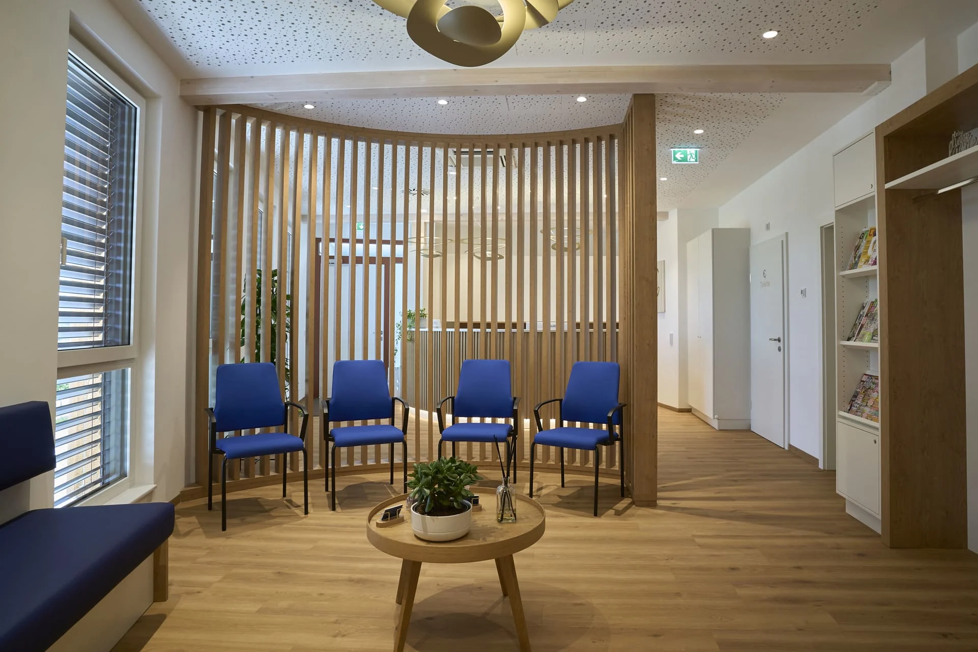 Moderner Wartebereich der Ordination Dr. Youssef in Alkoven mit maßgefertigter Praxiseinrichtung von teamwork