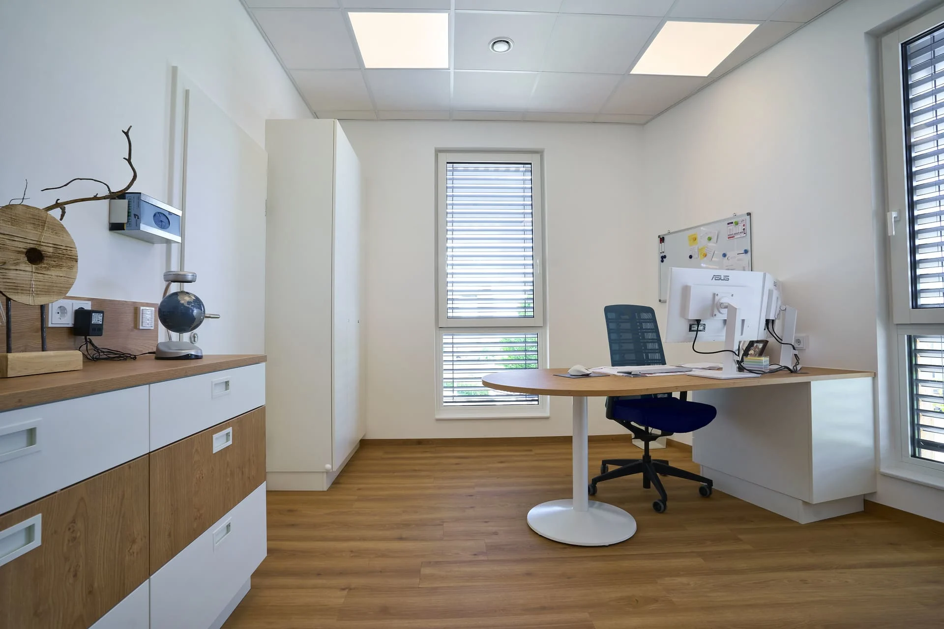 Behandlungsraum der Ordination Dr. Youssef in Alkoven mit funktionaler Ordinationseinrichtung von teamwork