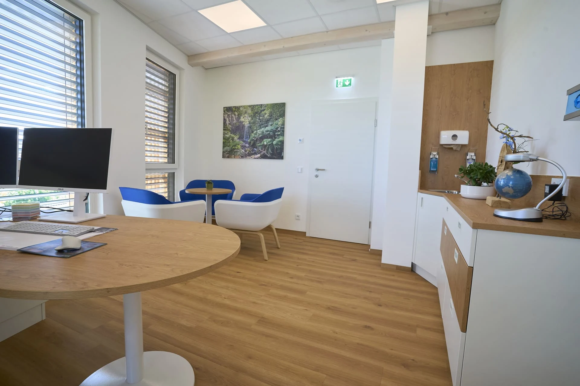 Arztzimmer der Ordination Dr. Youssef in Alkoven mit Arbeitsplatz und Patientengesprächsbereich