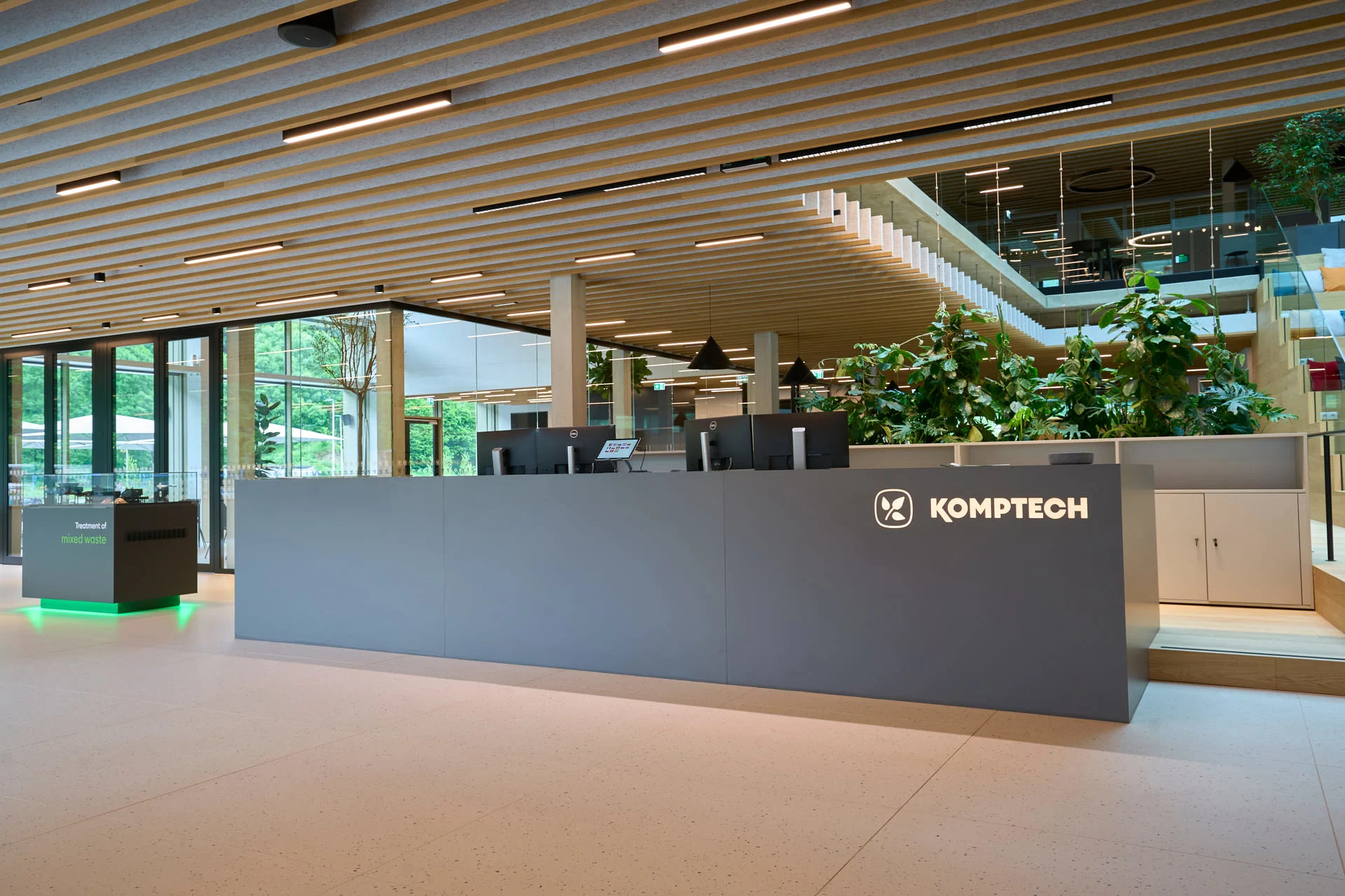 Empfangsbereich im Komptech Headquarter in Frohnleiten, umgesetzt von teamwork als moderne Objekteinrichtung