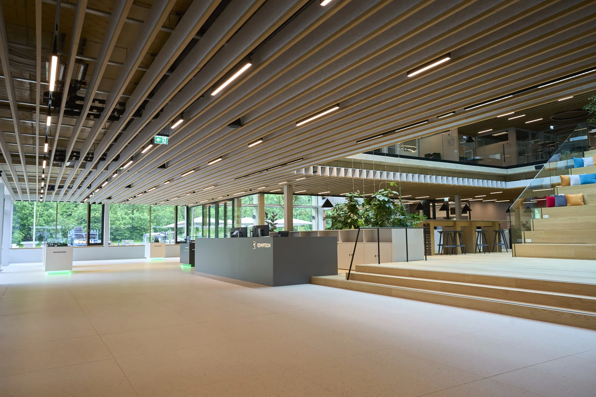 Großzügige Lobby im Komptech Headquarter mit moderner Büroeinrichtung und akustischer Deckenkonstruktion von woody
