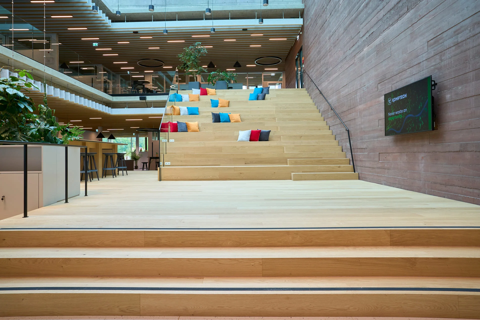 Multifunktionale Sitzstiege aus Holz im Komptech Headquarter für Kommunikation und informelle Meetings