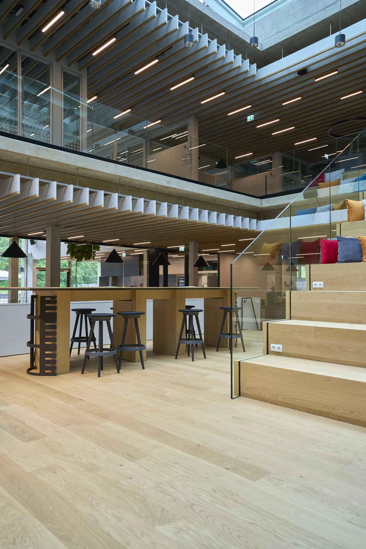 Detail der akustischen Baffeldecke im Komptech Headquarter, entwickelt von woody für optimale Raumakustik