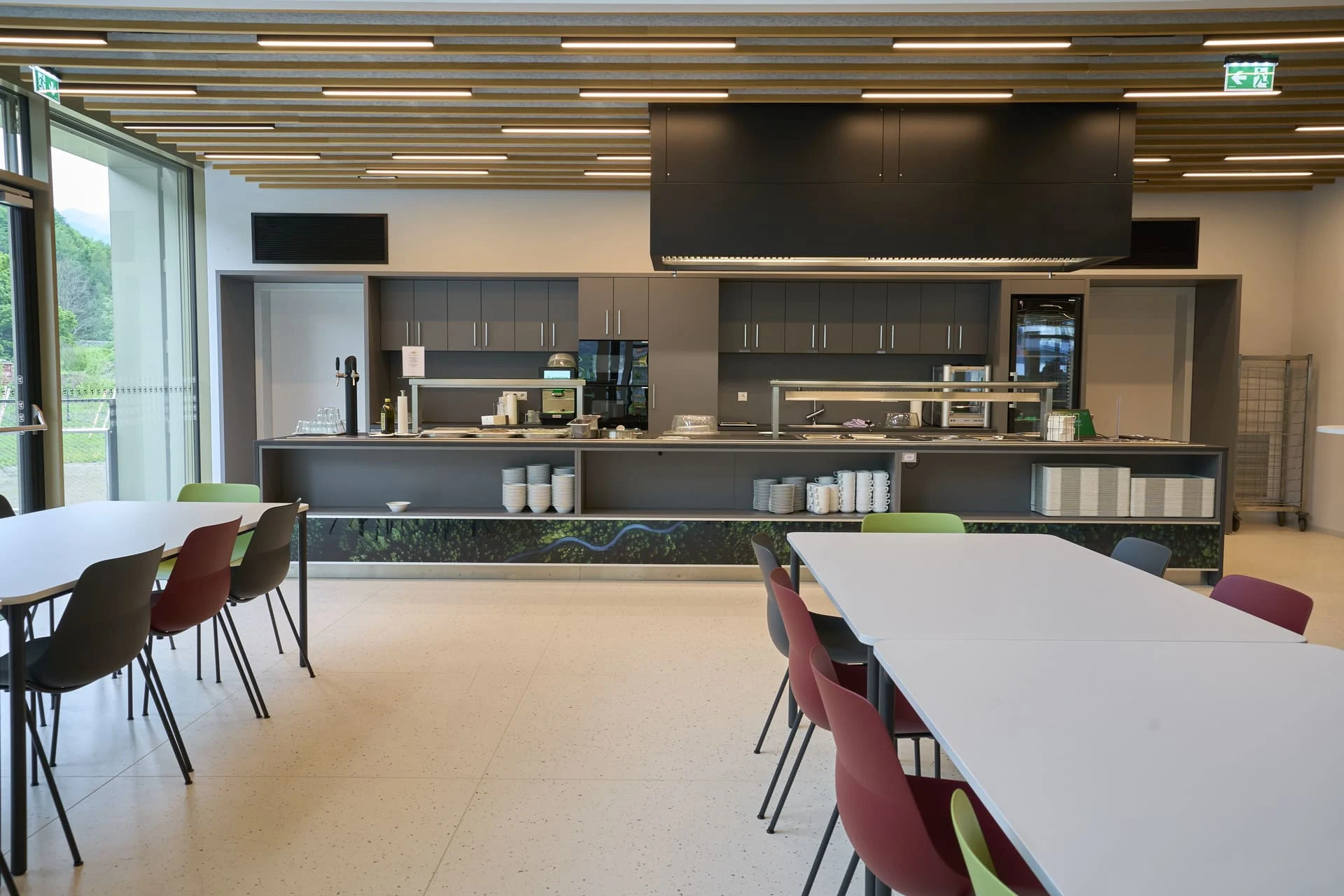 Detail der Kantineneinrichtung im Komptech Headquarter mit funktionaler Ausgabe und moderner Gestaltung