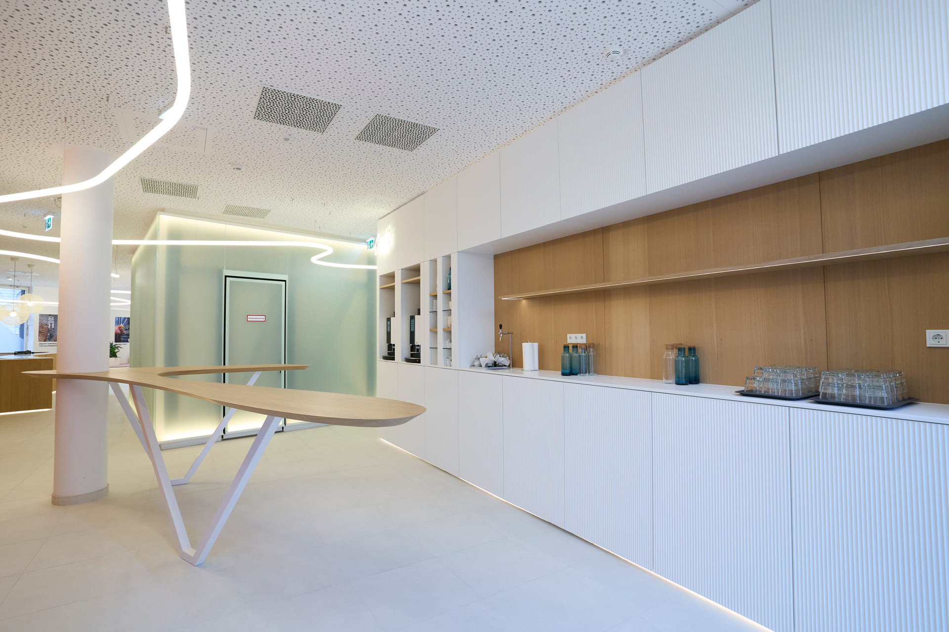 Kaffeeküche im Büro der FFG Wien – maßgefertigte Objekteinrichtung mit Stehtisch