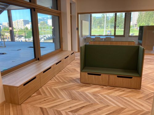 Innenraum mit verschiedenen Sitzgelegenheiten