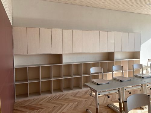 Großes Regal in einem Klassenraum