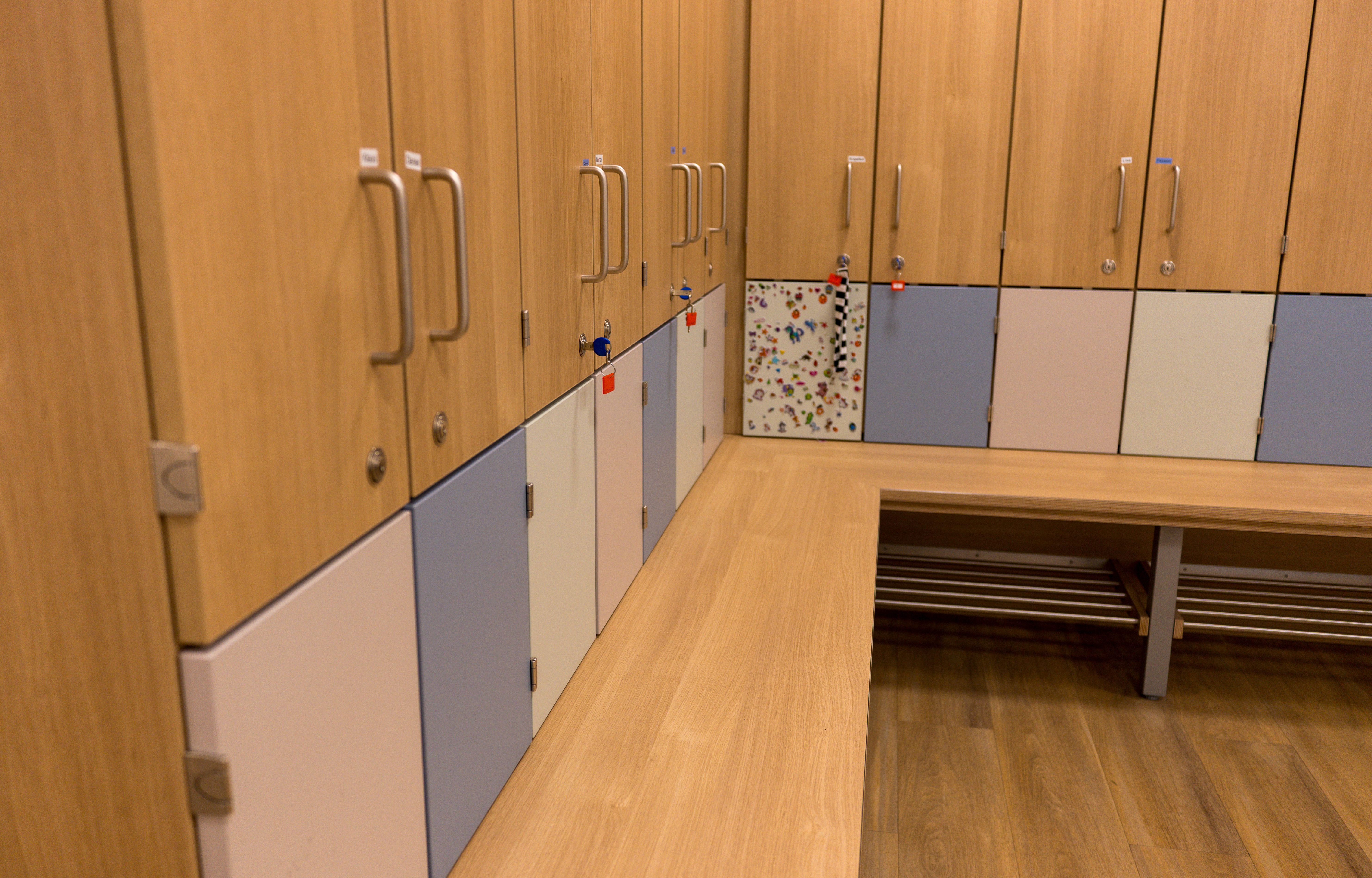 Garderobe aus Holz mit bunten Unterkästchen