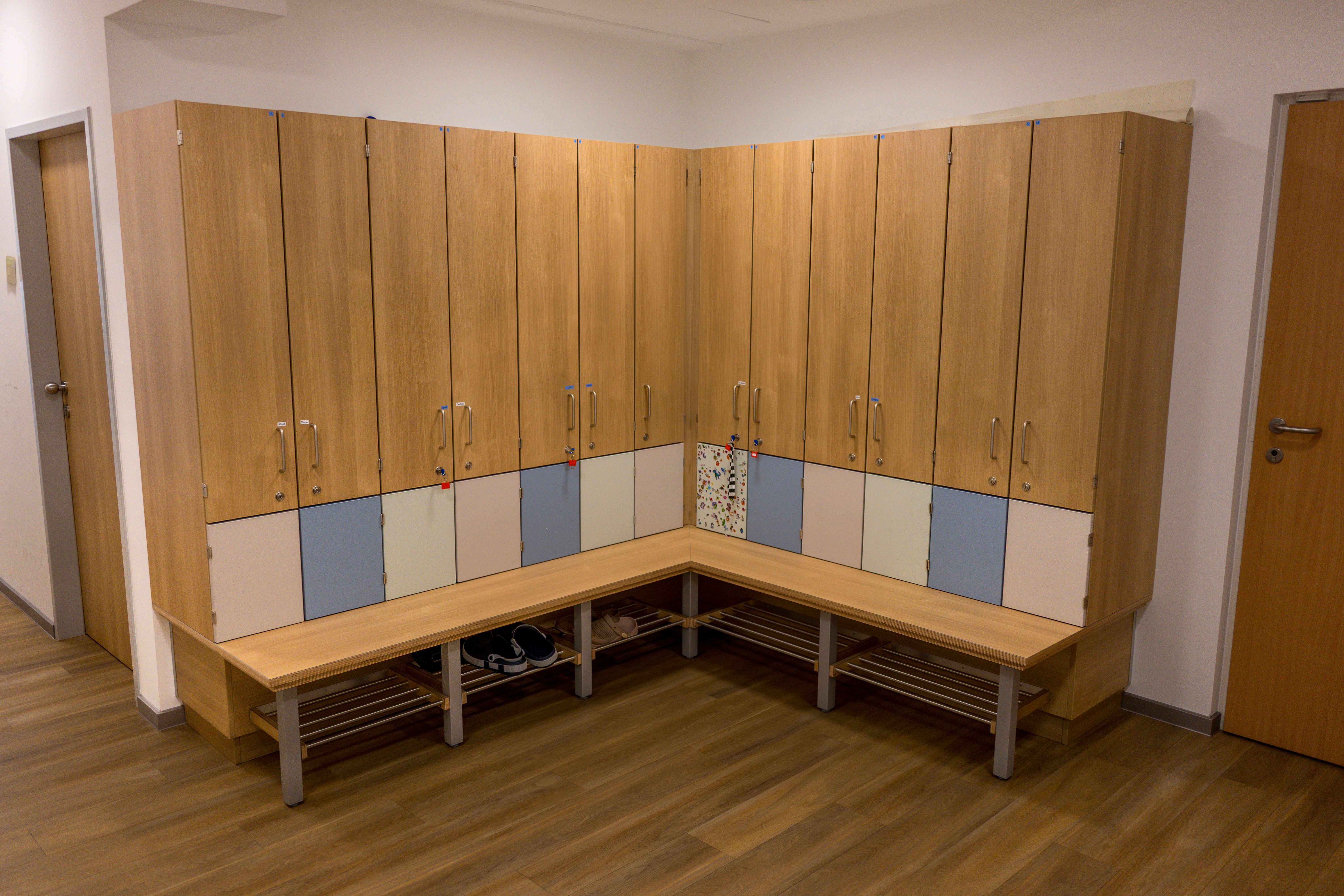Garderobe aus Holz mit bunten Unterkästchen