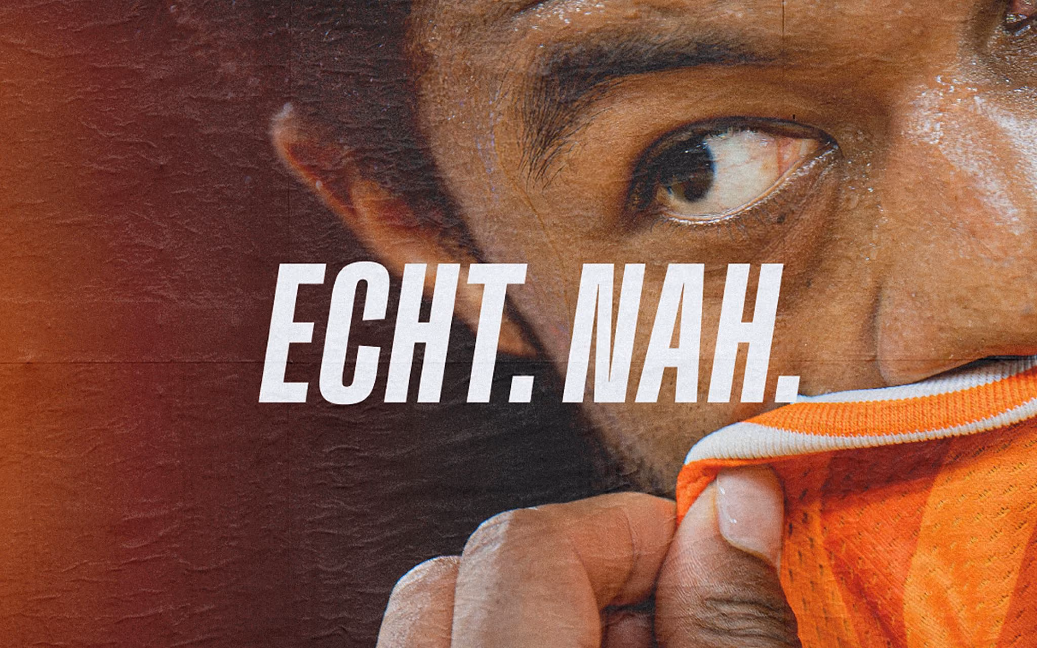 Nahaufnahme eines Basketballers, der ein oranges Trikot an den Mund hält, mit dem Text „ECHT. NAH.“