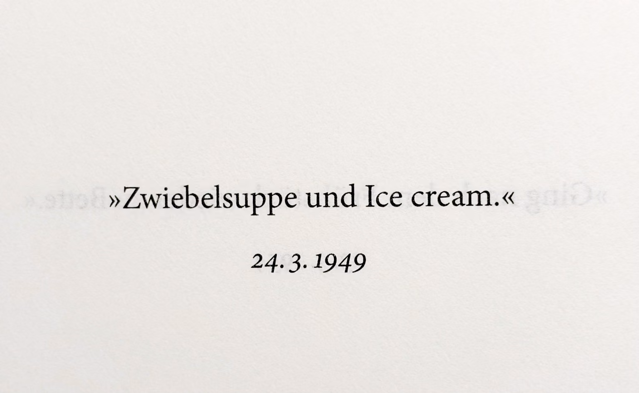 Text auf weißem Hintergrund: »Zwiebelsuppe und Ice cream.« mit Datum 24.3.1949.