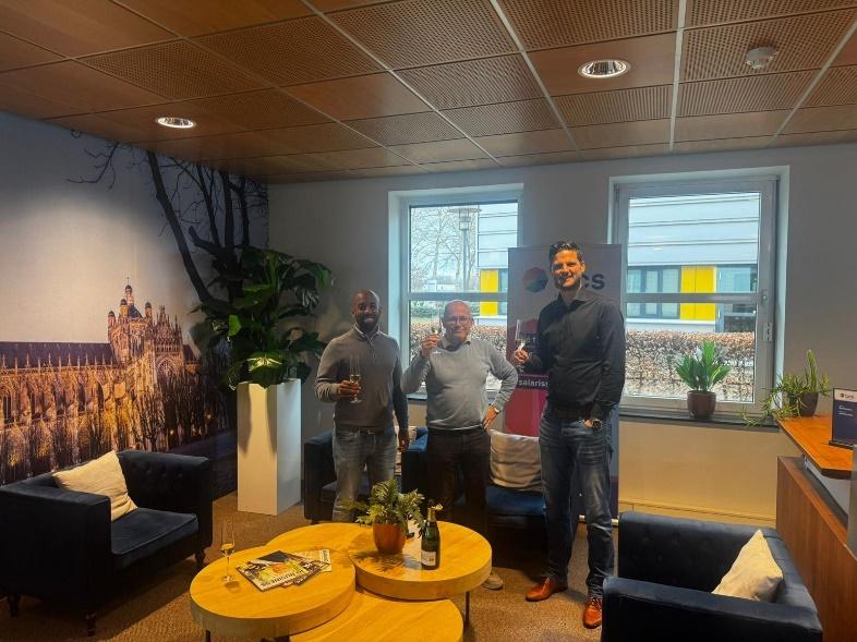 Afbeelding met overdekt, muur, kleding, tafelAutomatisch gegenereerde beschrijving