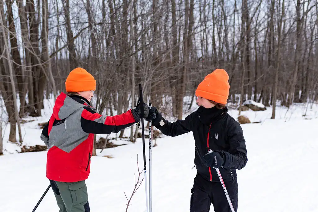 fist-bump-dap-ski-kids-wild-school.webp