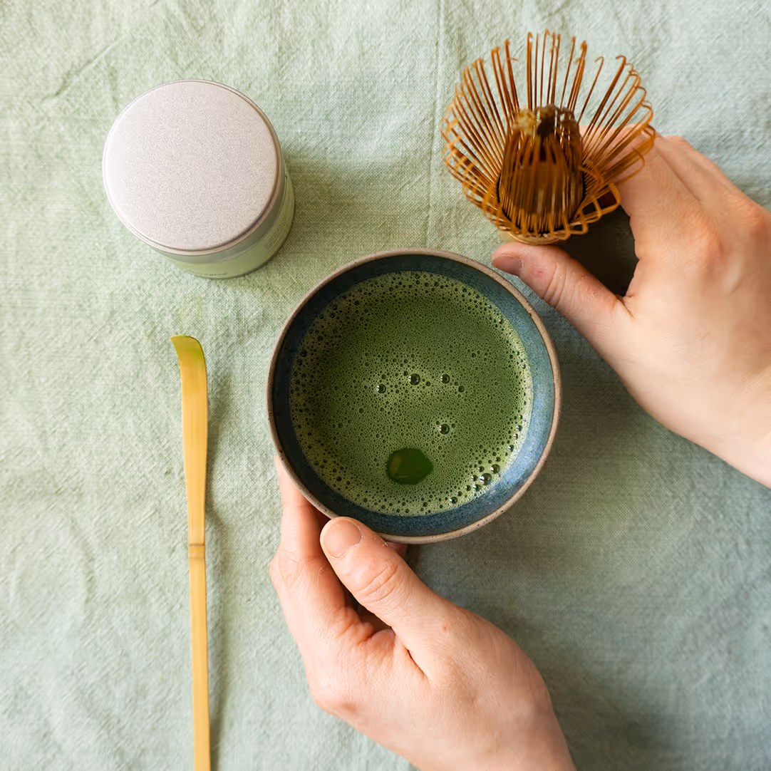 tazza con tè verde matcha