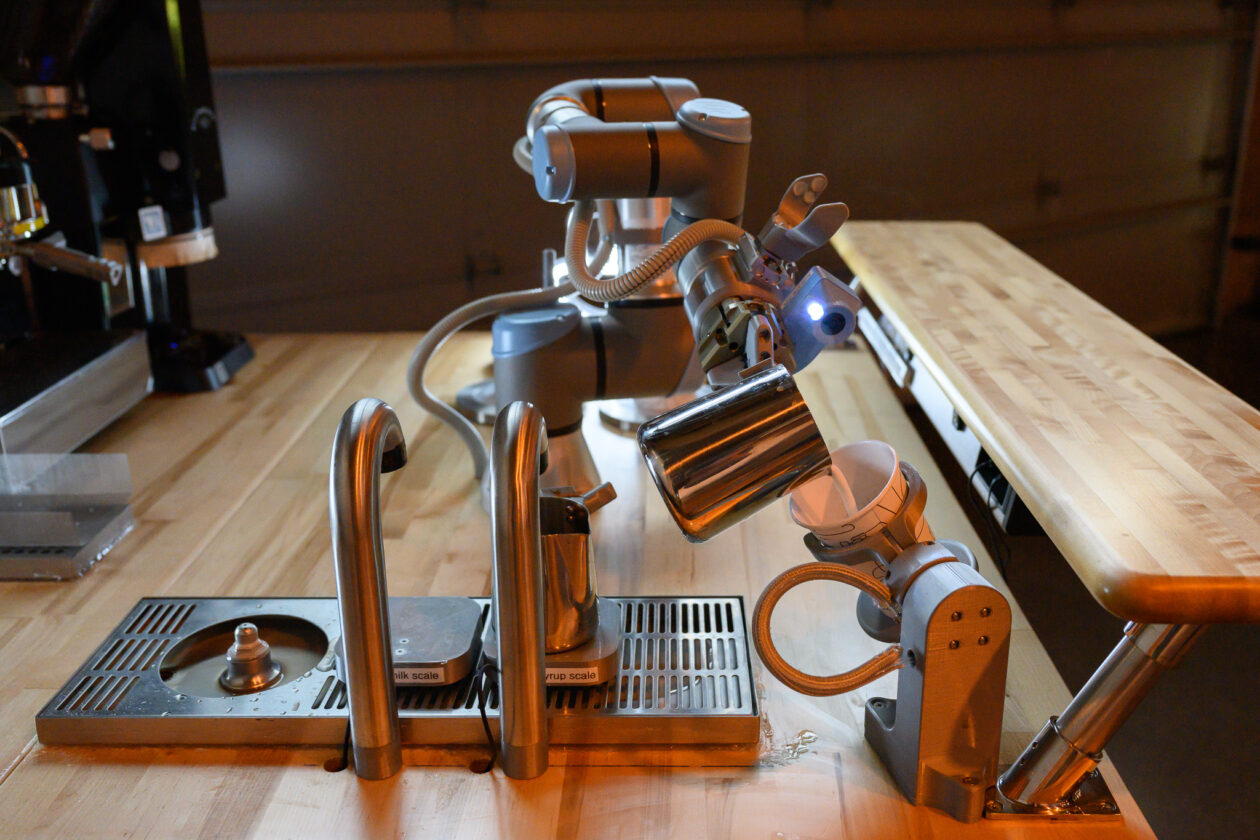 Artly Robot preparing a drink
