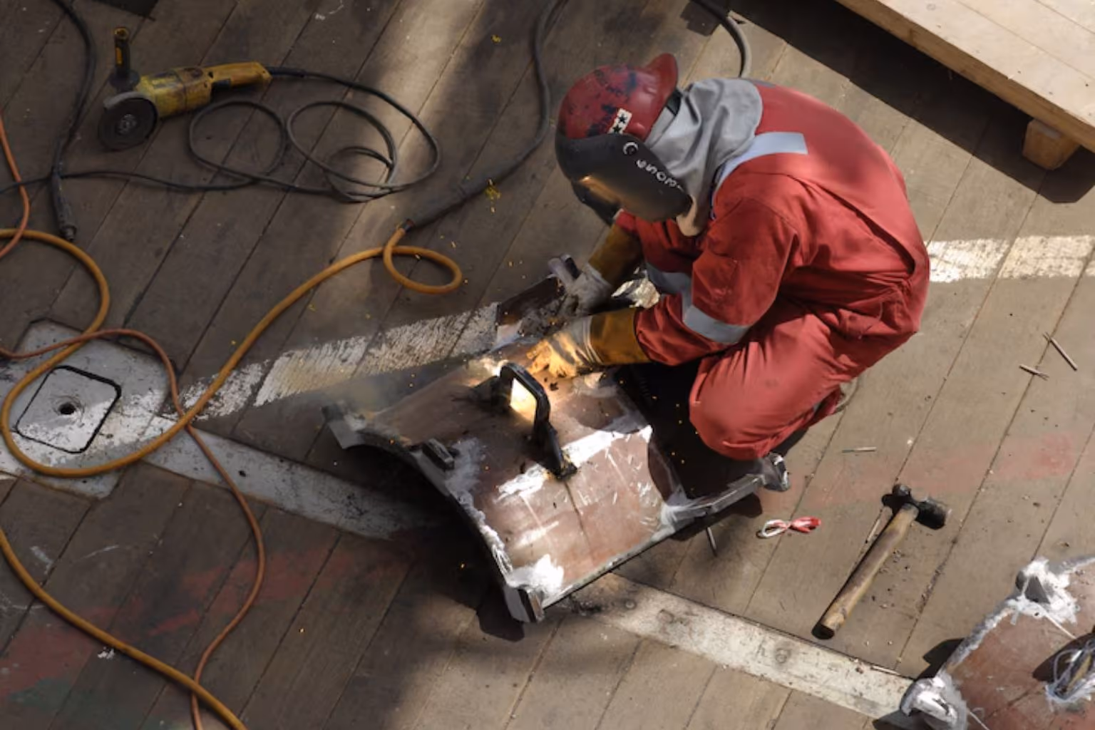 How to Weld in Extreme Temperatures Without Damaging Your Tools
