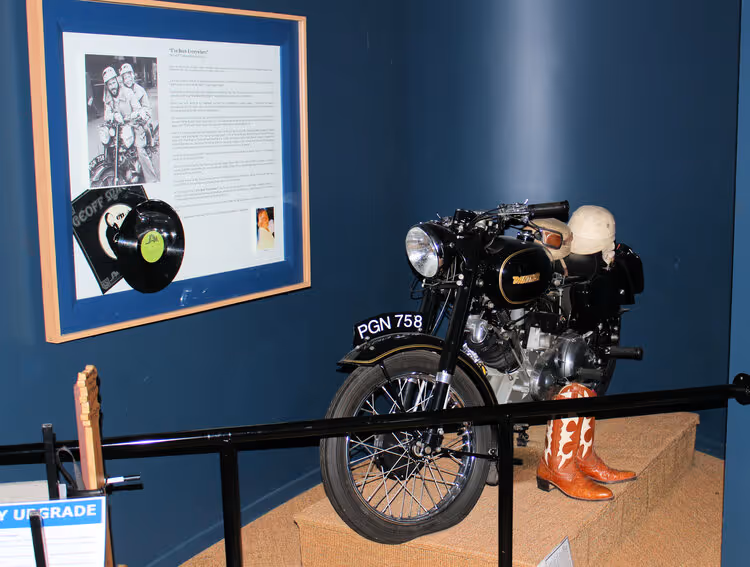 Geoff_Mack's_Mototbike.jpg