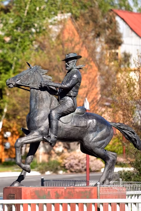 Captain Thunderbolt statue