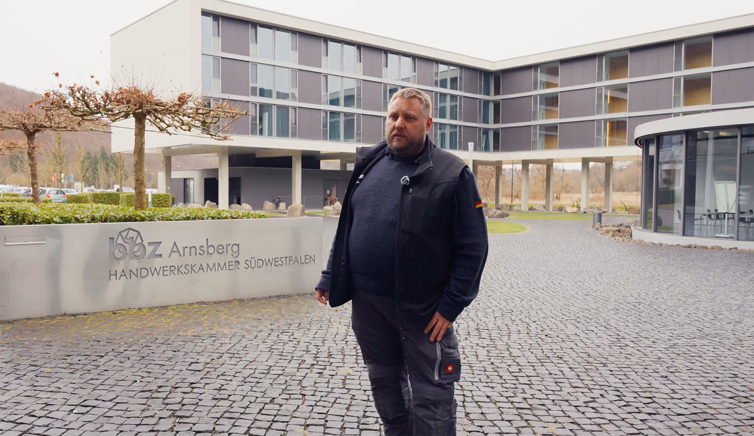 Videothumbnail mit Erfahrungsbericht vor dem bbz Arnsberg der Handwerkskammer Südwestfalen.